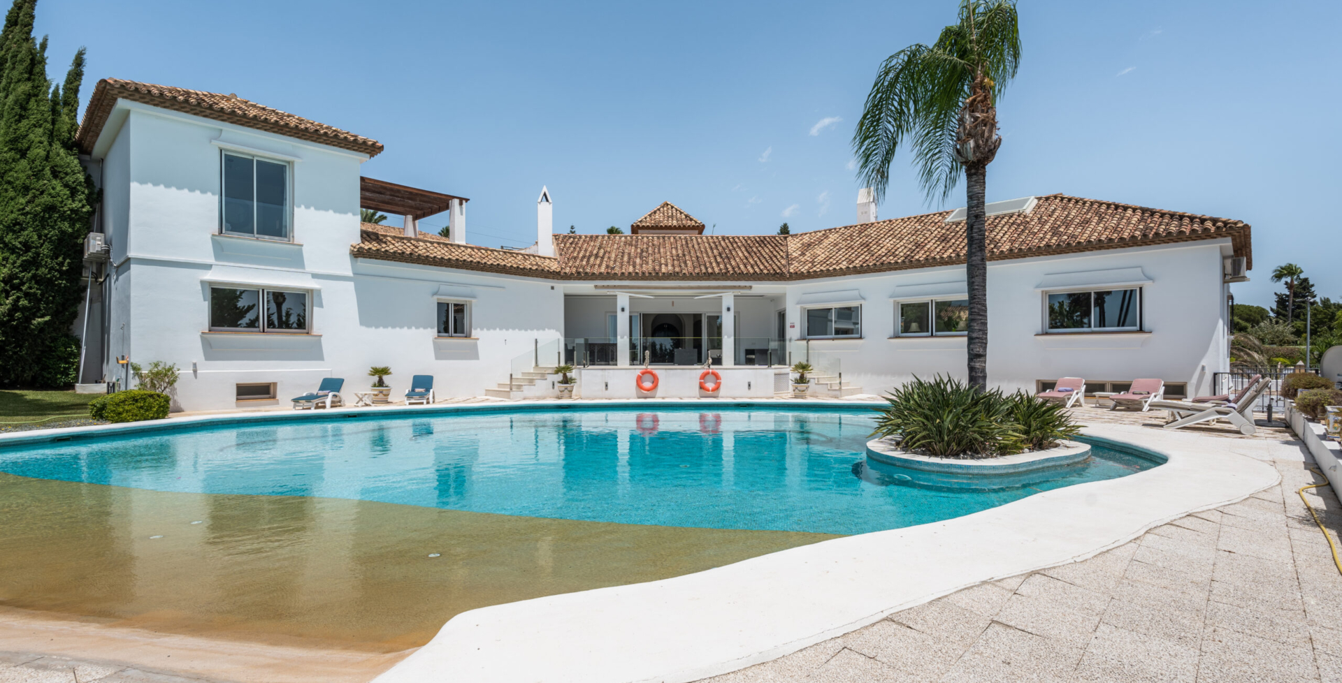 Villa Cary 6 bed – poolside2